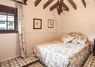 Ref. 2802807 | Large bedroom with built-in closets