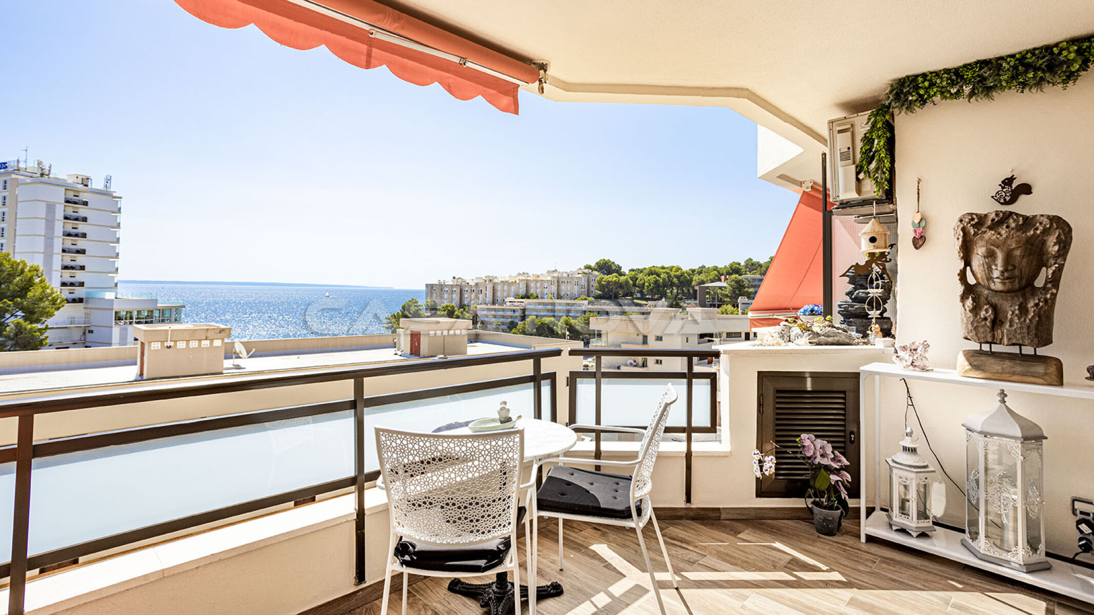 Groe Auenterrasse mit Strand und Meerblick 