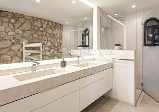 Ref. 2202830 | Large bathroom with stone cladding