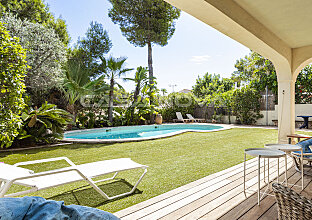 Ref. 2302835 | Vista desde la terraza techada hacia el área exterior