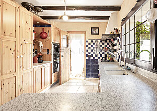 Ref. 2302835 | Holzverkleidete Einbauküche mit Terrassenzugang