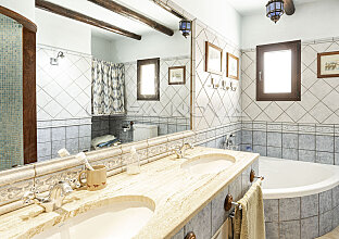 Ref. 2302835 | Cuarto de baño grande con una bañera en la esquina