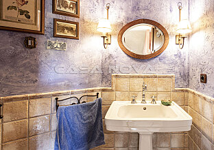 Ref. 2302835 | Baño elegante con mobiliario de estilo