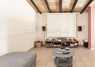 Ref. 2302835 | Una gran sala de estar que se utiliza como cine