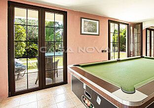 Ref. 2302835 | Amplia sala de billar con acceso a la terraza