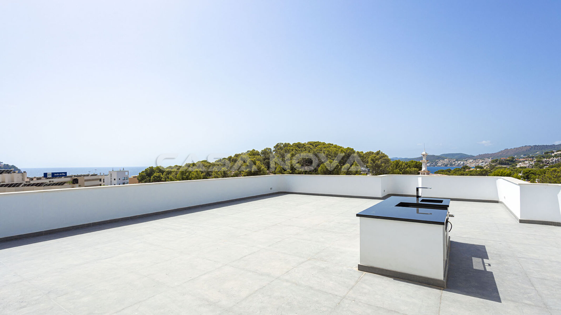 Amplia terraza con una moderna cocina de verano 
