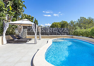 Ref. 2402850 | Hermosa terraza al aire libre con un de pérgola