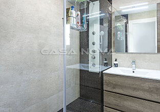 Ref. 2402850 | Modern bathroom with glass shower