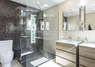 Ref. 2402850 | Moderno baño doble con una gran ducha de cristal