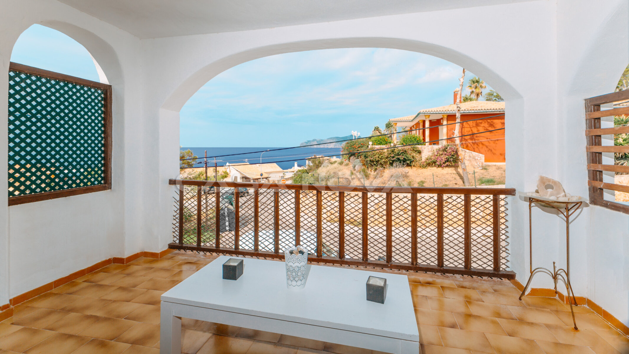 Covered terrace with sea view
