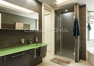 Ref. 2402874 | Large bathroom with bathtub and shower
