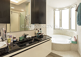 Ref. 2402874 | Modern bathroom with large windows