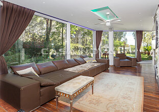 Ref. 1302889 | Covered terrace closed with floor- to- ceiling glass fronts