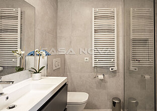 Ref. 1202918 | Modern bathroom with large glass shower