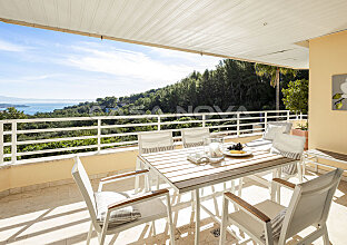Ref. 1402948 | Covered sun terrace with beautiful dining area