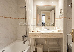 Ref. 1402948 | Bright bathroom with bathtub