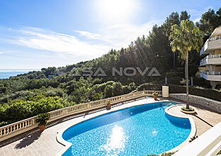 Ref. 1402948 | Tasteful outdoor area with pool