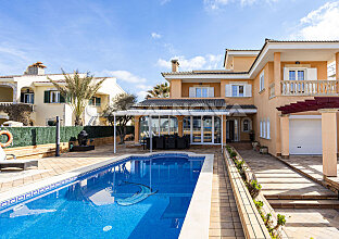 Ref. 2502953 | Villa in 2nd sea line with partial sea view and vacation rental license