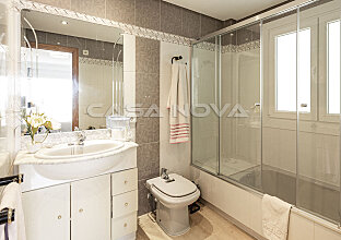 Ref. 2502953 | Geräumiges Badezimmer mit Badewanne und Glasdusche