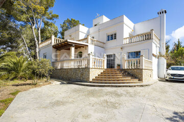 Elegant villa with pool in walking distance to the beach and harbour