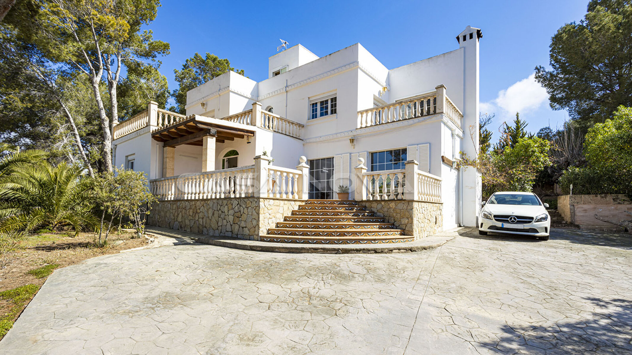Imponente entrada de villas con acentos mediterr�neos