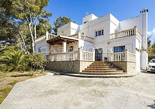 Ref. 2302967 | Imponente entrada de villas con acentos mediterráneos