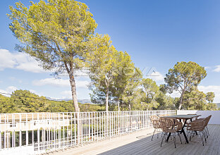 Ref. 2402680 | Sunny outdoor terrace with a beautiful view of the surroundings