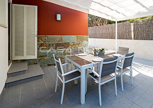 Ref. 2302990 | Acogedora terraza exterior con un elegante comedor