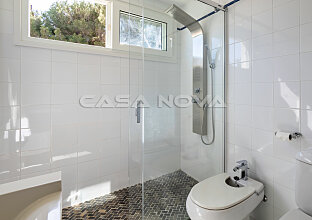 Ref. 2302990 | Baño moderno con equipamiento de alta calidad 