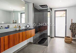 Ref. 2402999 | Modern bathroom with bathtub and glass shower