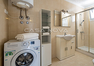Ref. 1303026 | Spacious bathroom with glass shower