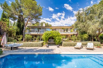 Villa única de la mejor calidad con un jardín idílico