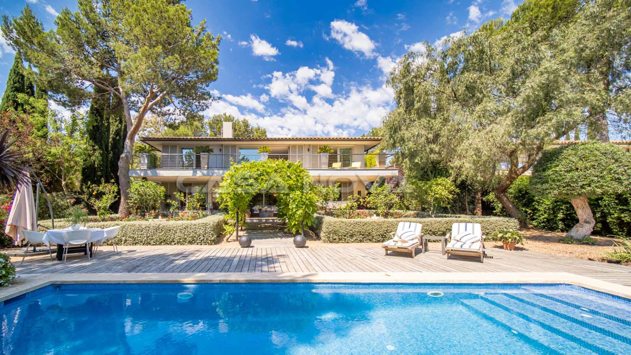 Unique villa of the best quality with idyllic garden