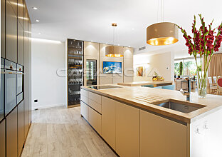 Ref. 2403032 | Open-plan fitted kitchen with modern accents