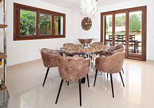 Ref. 2503051 | Spacious dining area with stylish furniture