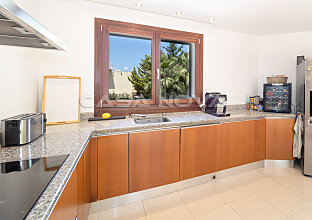Ref. 2503051 | Bright fitted kitchen with electrical appliances