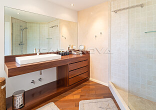 Ref. 2503051 | Beautiful bathroom with large glass shower