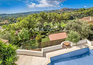 Ref. 2503106 | Impresionante villa con un diseño elegante y vistas parciales al mar