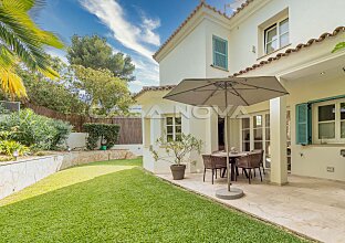 Ref. 2303128 | Exclusive: Imposing luxury oasis in sought-after villa area