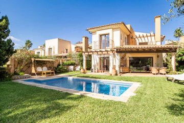 Sold by Casa Nova Properties! Villa with great character in 1st line to the golf course