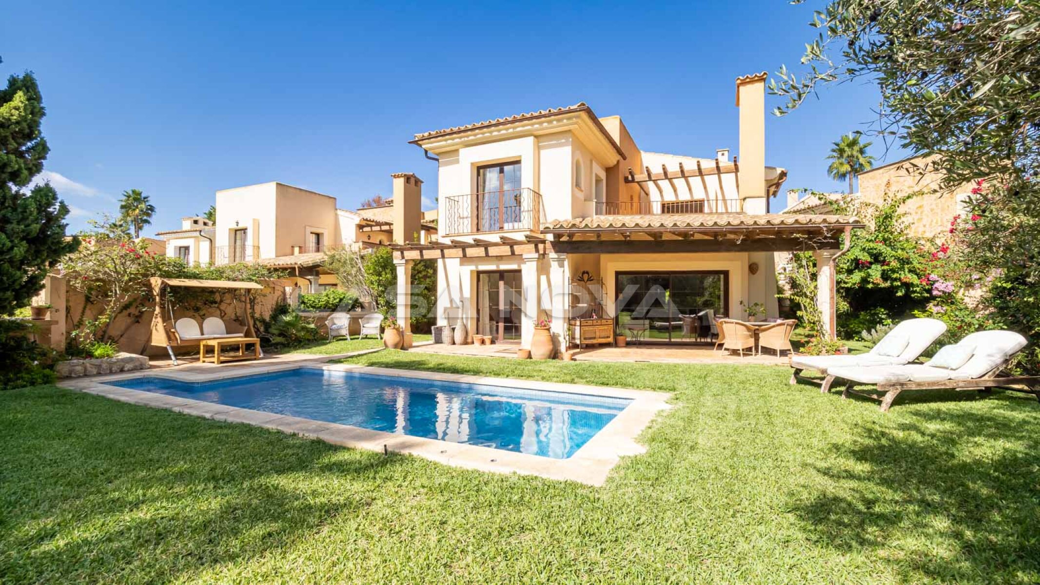 Sold by Casa Nova Properties! Villa with great character in 1st line to the golf course