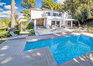 Ref. 2403198 | Pool surrounded by sun terraces