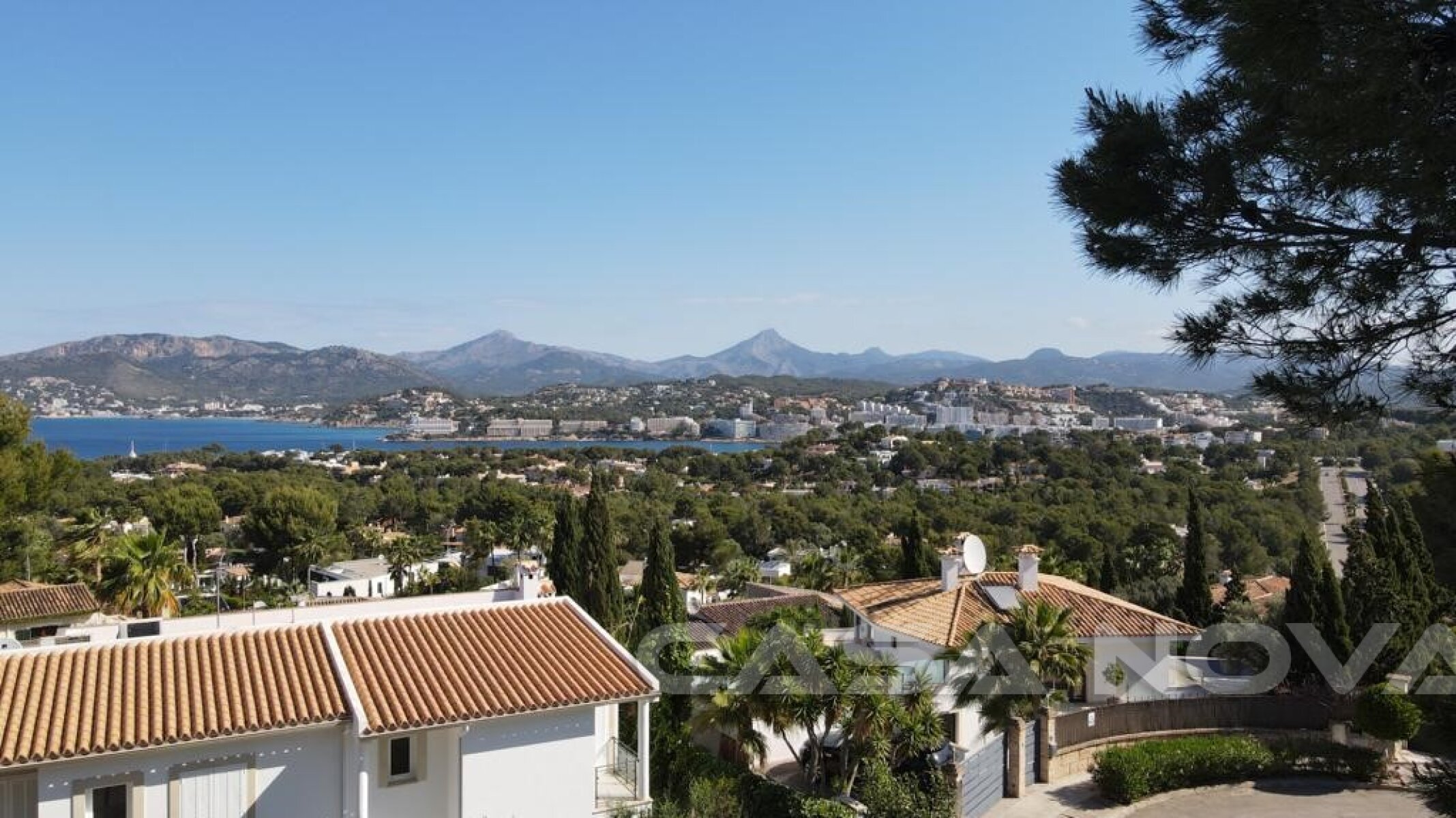 Grandiosa parcela con vistas parciales al mar