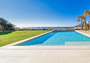 Ref. 2302253 | Villa de nueva construcción con vistas al mar en 1a línea de mar