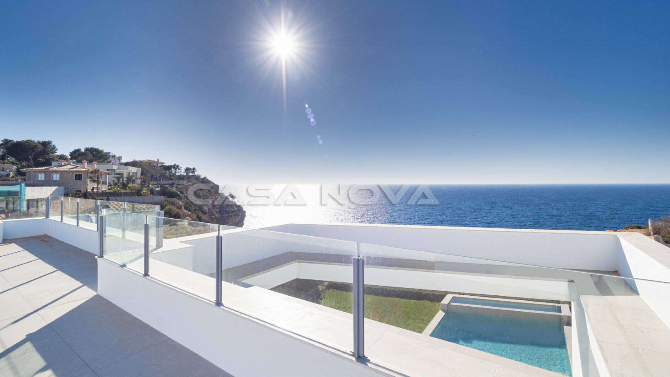 Villa de nueva construccin con vistas al mar en 1a lnea de mar