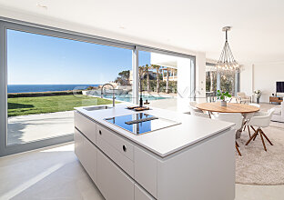 Ref. 2302253 | Villa de nueva construcción con vistas al mar en 1a línea de mar