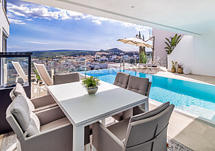 Ref. 2303201 | Terrasse mit Pool und Sonnenliegen