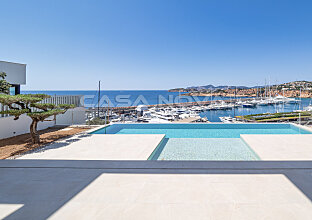 Ref. 2402570 | 1st sea line villa at the harbor