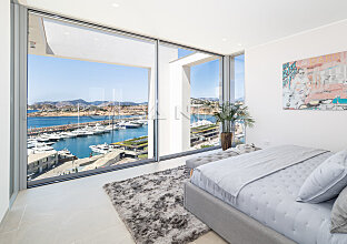 Ref. 2402570 | 1st sea line villa at the harbor