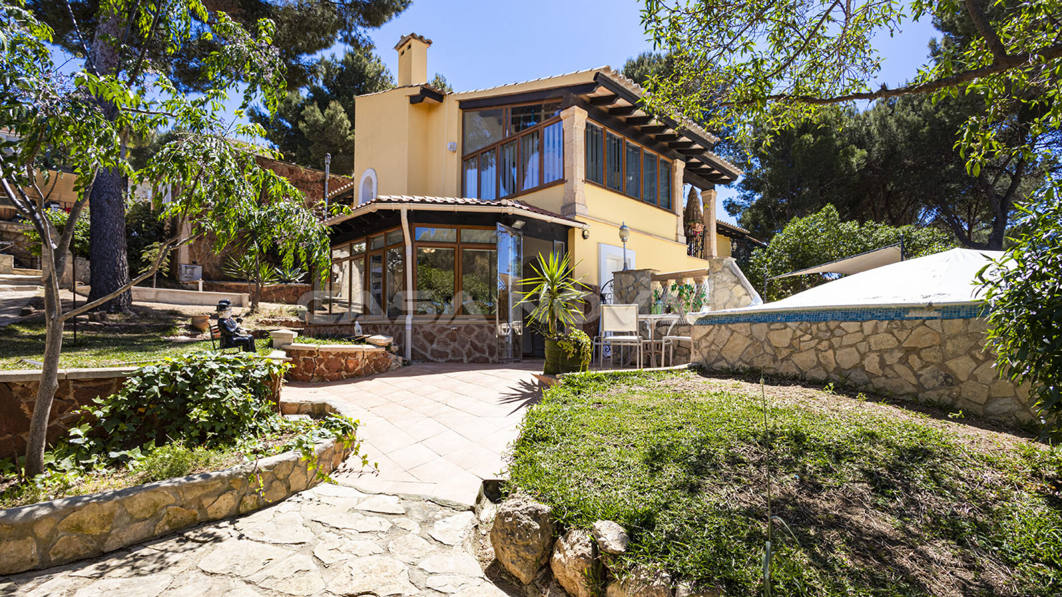 Mediterrane Villa mit Naturstein-Elementen